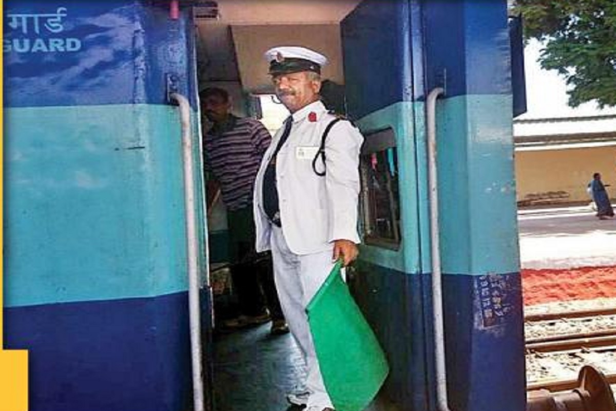 Indian Railways : रेलवे का बड़ा ऐलान अब ट्रेनों में नहीं होंगे गार्ड, जानें किस मजबूरी में लिया गया यह फैसला