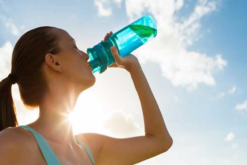 जरूरत से ज्यादा पानी पीने से हो सकता है ओवरहाइड्रेशन, जानिए कैसे समझें बॉडी के संकेत