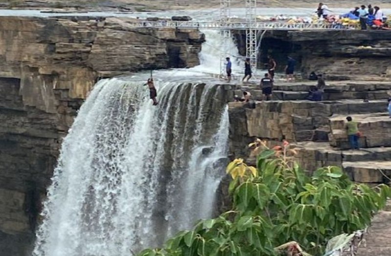 परेश रावल का बेटा छत्तीसगढ़ के इस जलप्रपात से कूदा, जानिए क्यों