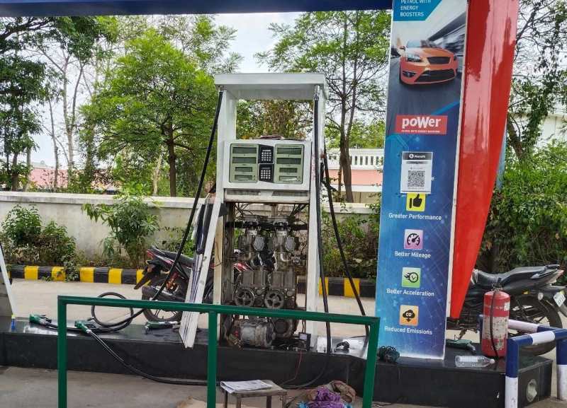 पेट्रोल पम्प संचालक नही दे रहे उपभोक्ताओं को जरूरी सेवाएं
