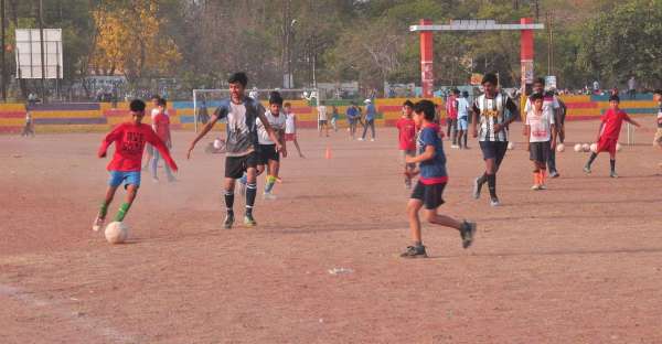 गोबर से पटे मैदान में उड़ती धूल के बीच निखर रहीं खेल प्रतिभाएं