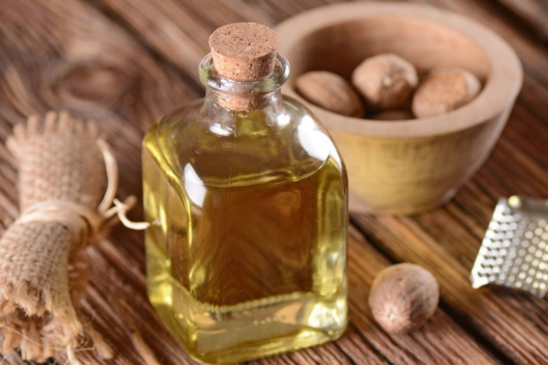 बॉडी पेन से लेकर सर्दी-जुकाम की समस्या को करता है दूर, जानिए जायफल और सरसों के तेल से होने वाले इन 5 फायदों के बारे में