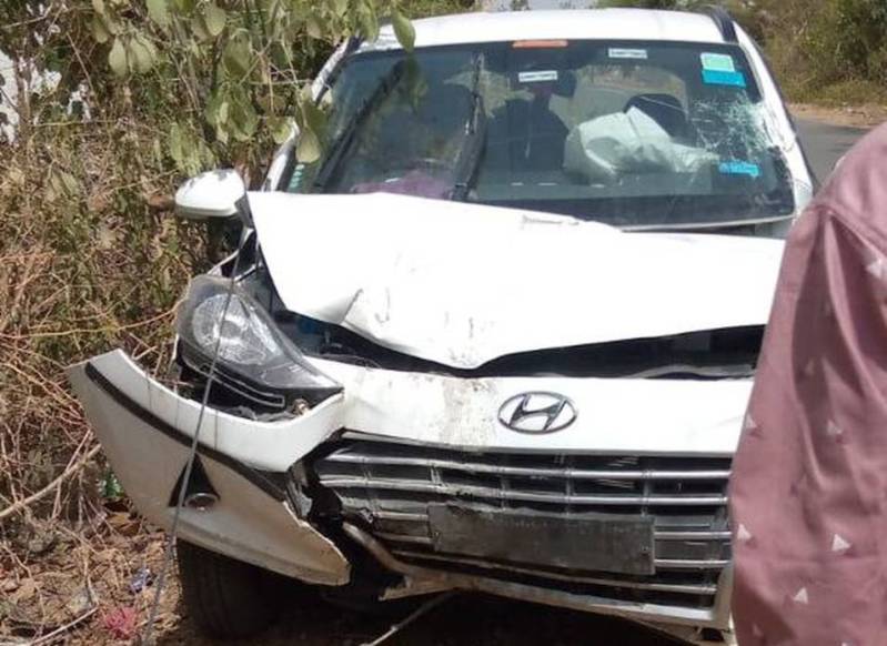 car broke the electric pole बेकाबू कार ने तोड़ा बिजली का पोल