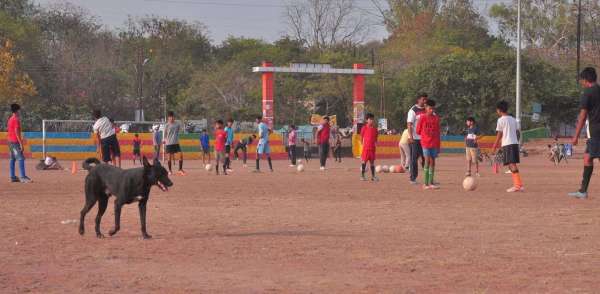 गोबर से पटे मैदान में उड़ती धूल के बीच निखर रहीं खेल प्रतिभाएं