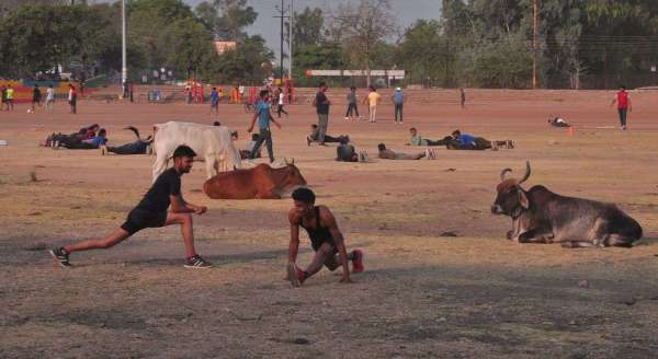 गोबर से पटे मैदान में उड़ती धूल के बीच निखर रहीं खेल प्रतिभाएं