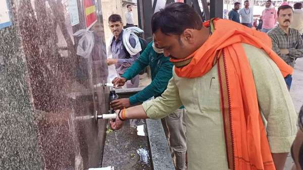 गर्म पानी व बदबूदार खाना देख भड़के सुविधा समिति के सदस्य