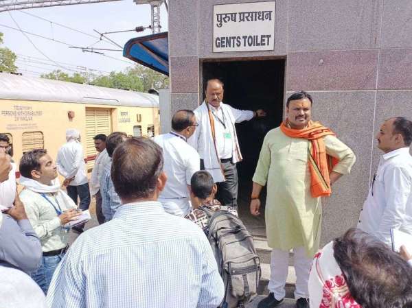 गर्म पानी व बदबूदार खाना देख भड़के सुविधा समिति के सदस्य