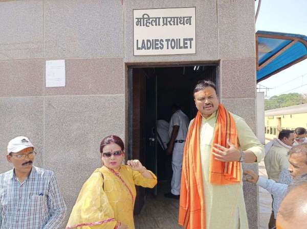 गर्म पानी व बदबूदार खाना देख भड़के सुविधा समिति के सदस्य