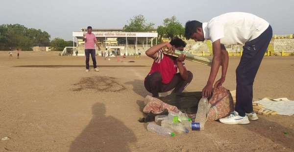 गोबर से पटे मैदान में उड़ती धूल के बीच निखर रहीं खेल प्रतिभाएं
