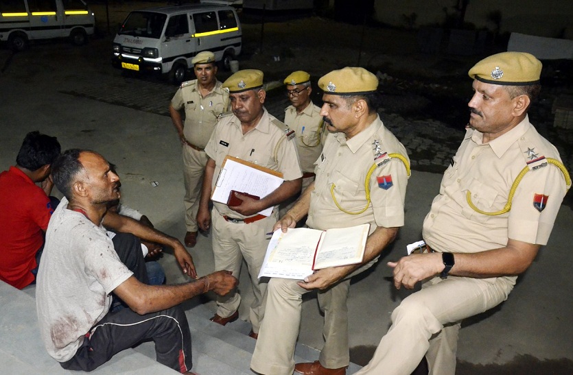 तेज बाइक चलाने पर टोका तो फायरिंग, दुल्हन के चाचा की मौत, हमलावर भी पीट-पीटकर मारा