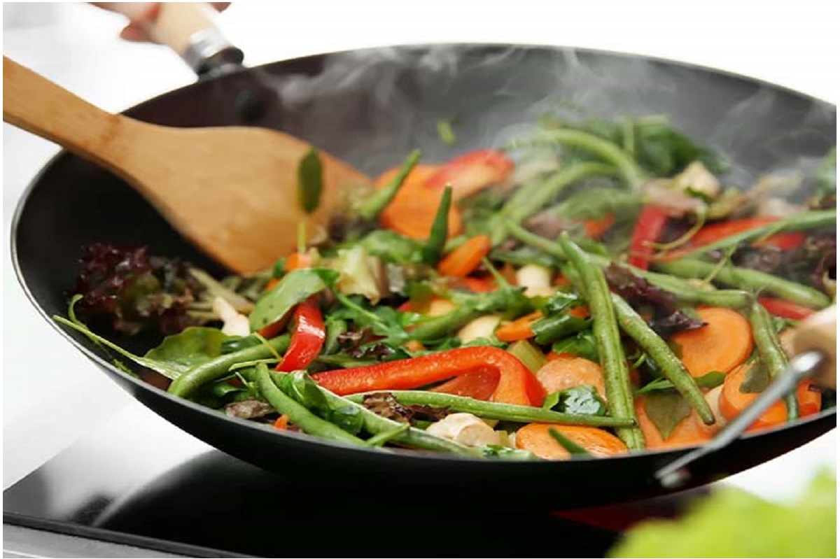 Health Tips: लोहे की कढ़ाई में भूलकर भी न बनाएं ये चीज, सेहत को हो सकता है नुकसान