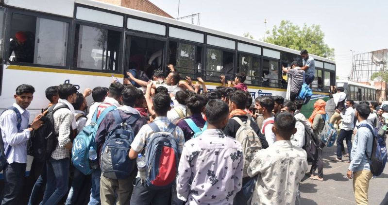 Constable Recruitment Exam - कांस्टेबल भर्ती परीक्षा देने पहुंचे हजारों अभ्यर्थी, बसों में उमड़े परीक्षार्थी