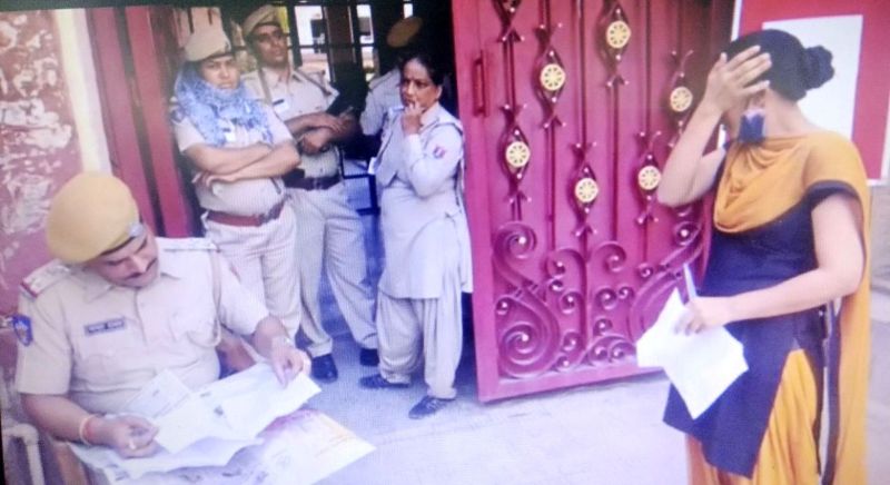 Constable Exam - कांस्टेबल भर्ती परीक्षा देने आए कई अभ्यर्थियों के निकले आंसू, देखें Video...