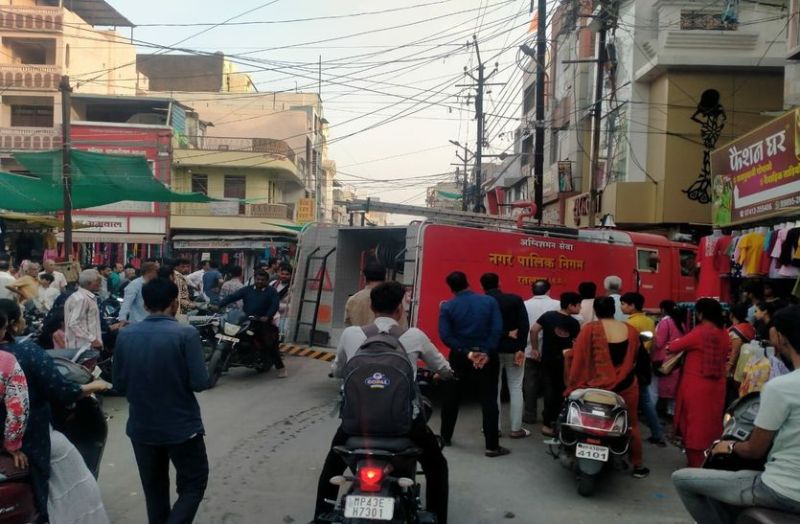 देखें Video आग बुझाने गई फायर लारी संकरी गली में फंसी