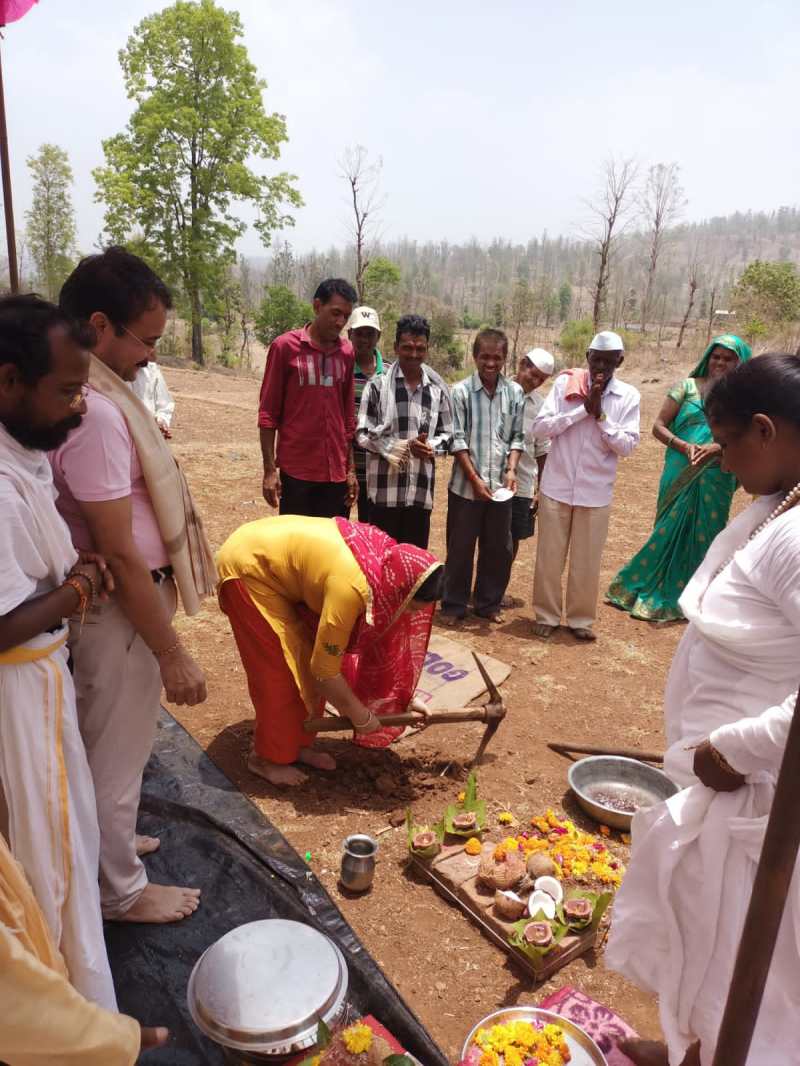 SURAT NEWS: आदिवासी बहुल डांग में कपड़ा व्यापारी बना रहे हैं मंदिर