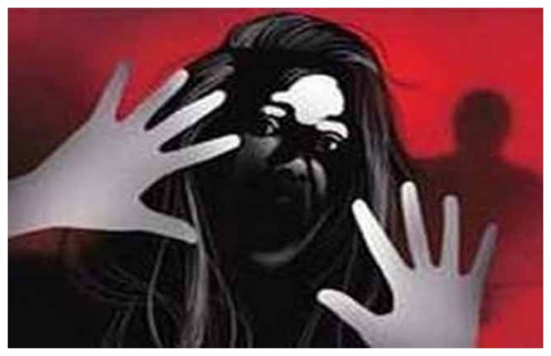 ट्रेन में हुई मुलाकात, सिपाही ने होटल ले जाकर किया दुष्कर्म, फिर जाने क्या हुआ