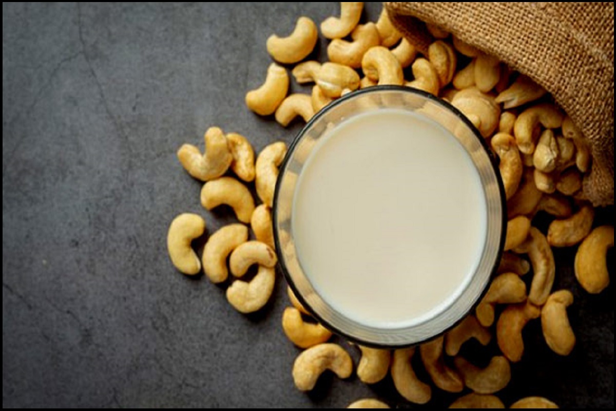 Milk with Cashew Benefits: रात को सोते समय दूध के साथ काजू का सेवन करने से मिलते हैं कई फायदे, कई बीमारियों के लिए है रामबाण