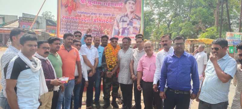 भारतीय थल सेना से सेवानिवृत्त जवान का फूल वर्षा कर किया स्वागत