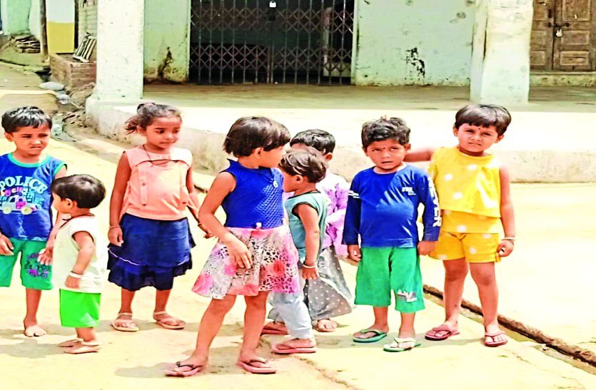 छोटे बच्चों पर सितम: सुबह 11 बजे पारा 40 डिग्री होता है, बोले-घर भेजें पोषण