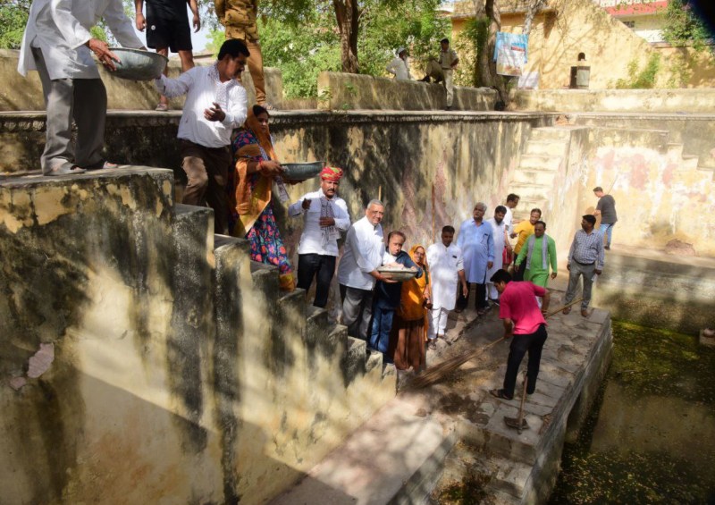 अमृतं जलम् अभियान: परशुराम द्वारा बावड़ी से हुई शुरूआत, महापौर गुर्जर बोलीं- 'पत्रिका के इस अभियान से सभी को जुड़ने की जरूरत'