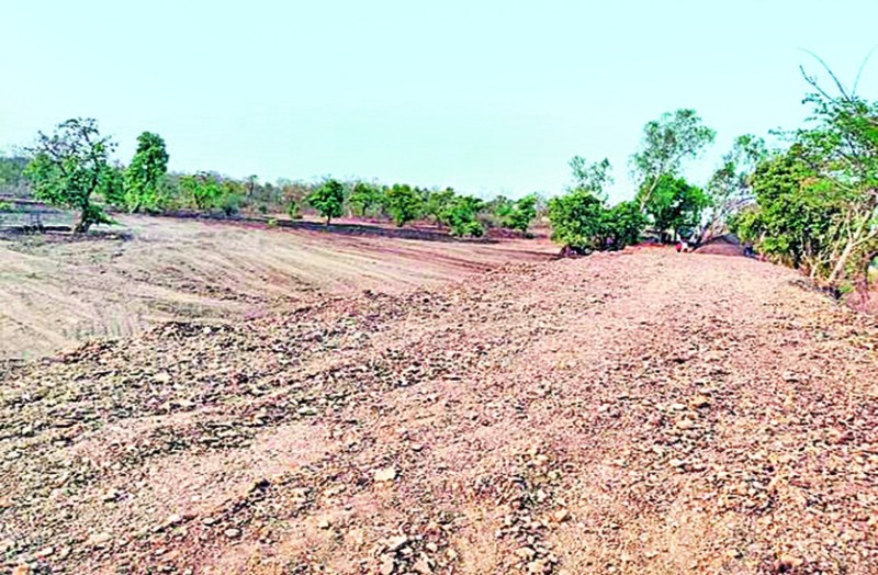 तालाब खोदने किसी ने दी अपनी जेसीबी तो किसी ने ट्रैक्टर