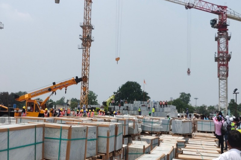 गर्भगृह निर्माण से पहले 3 दिशाओं में बनाई जा रही मोटी दीवार, जाने सबसे बड़ा कारण