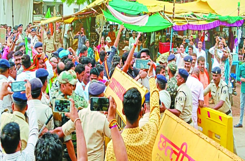 भाजपा का जेल भरो आंदोलन : धरने के बाद कलेक्टर निवास घेरने निकले, तोड़ा बैरिकेड, पुलिस को चकमा देकर घड़ी चौक तक पहुंचे, 370 गिरफ्तार