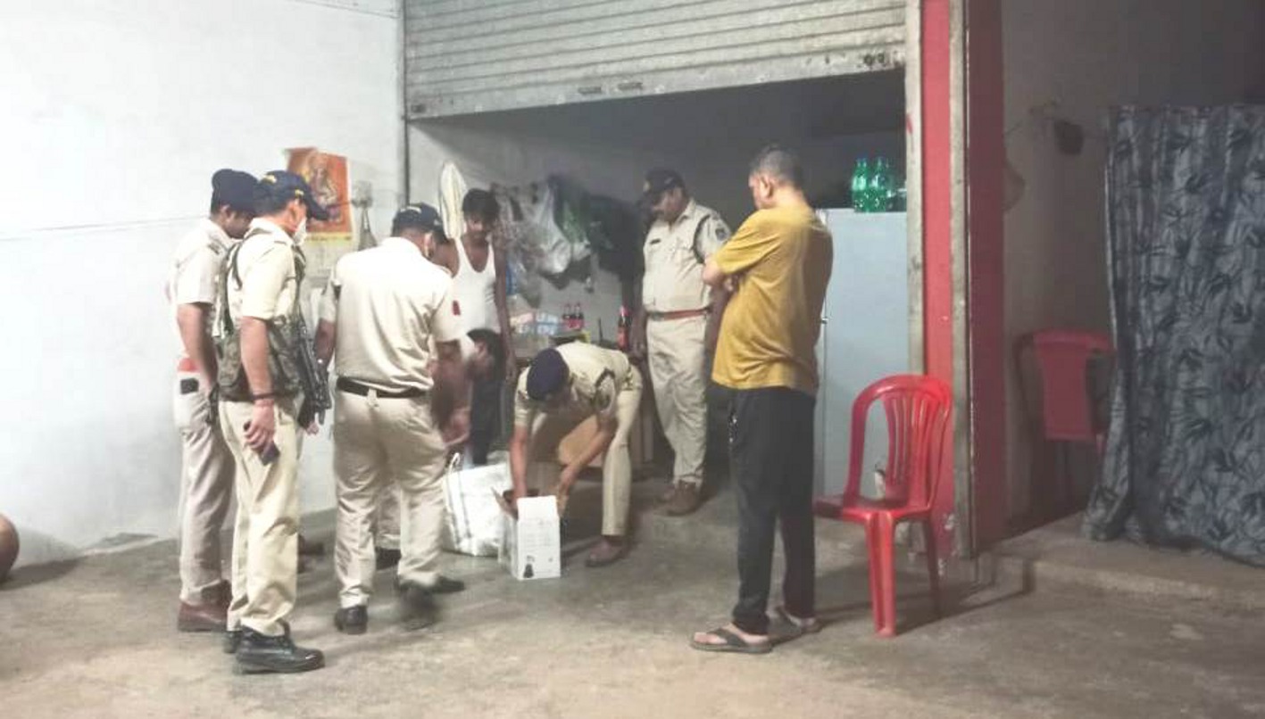 After the collector, the SP tightened the noose on the illegal traders of liquor, seized liquor in large quantities