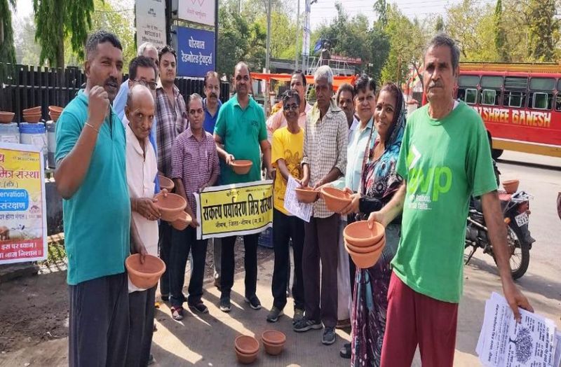 झुलसा देने वाली गर्मी में वे कर रहे ऐसा काम कि ...