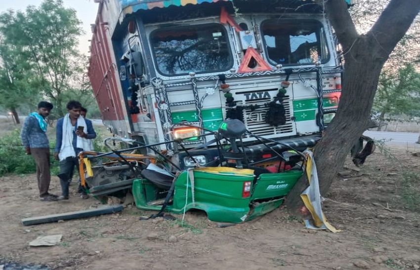 ट्रक 50 मीटर तक टेम्पो को घसीटकर ले गया, एक ही परिवार के  4 लोगों की मौत