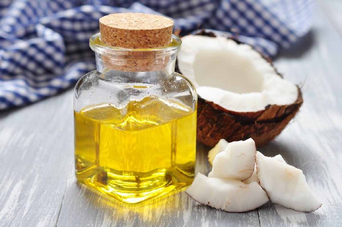Skin Care Tips: अगर आप चेहरे पर लगाते है नारियल तेल, तो हो जाए सावधान, स्किन को पहुंचा सकता है नुकसान