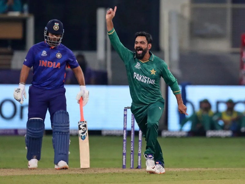 5 player opened both in batting and bowling mohammad hafeez