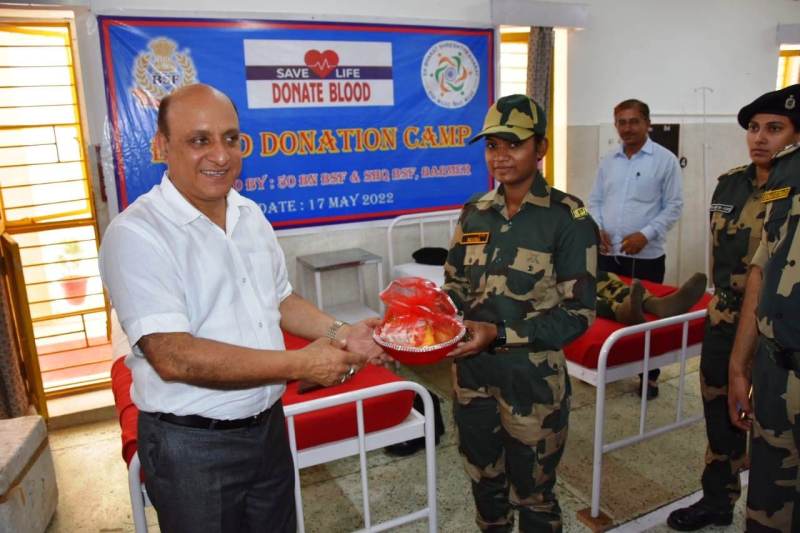 बीएसएफ ने किया रक्तदान, जवानों ने दिखाया उत्साह
