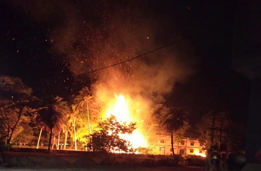 Big fire broke out near Manas Bhawan in Ratlam, Watch video