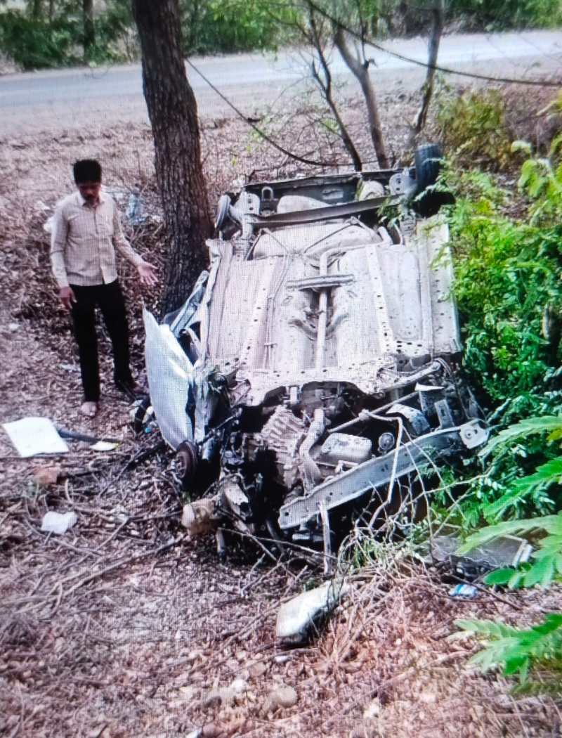 शादी समारोह से लौटते समय भीषण हादसा, दो लोगों की मौत, एक की हालत नाजुक