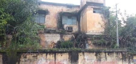 खंडहर भवन में काम करने को मजबूर है एसईसीएल कर्मचारी