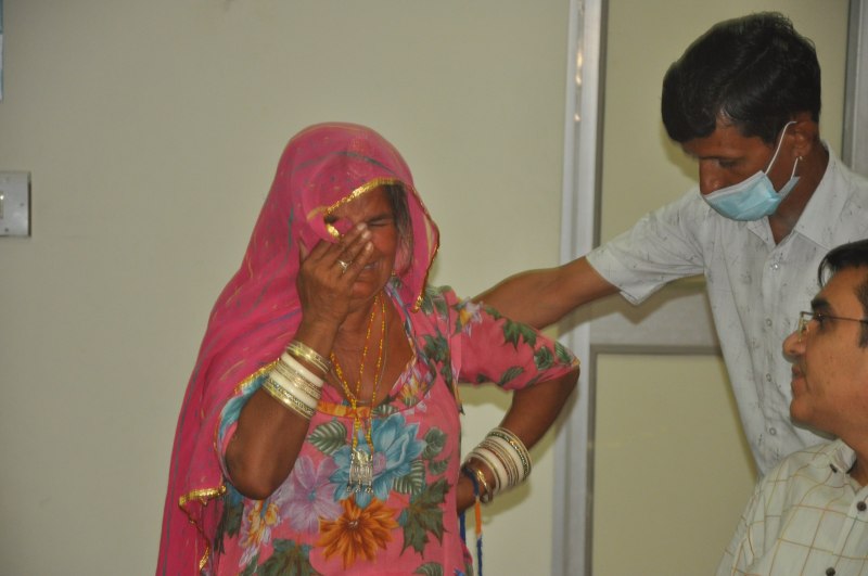 कलक्टर के सामने रो पड़ी महिला, बोली...फरियाद करते-करते थक गई