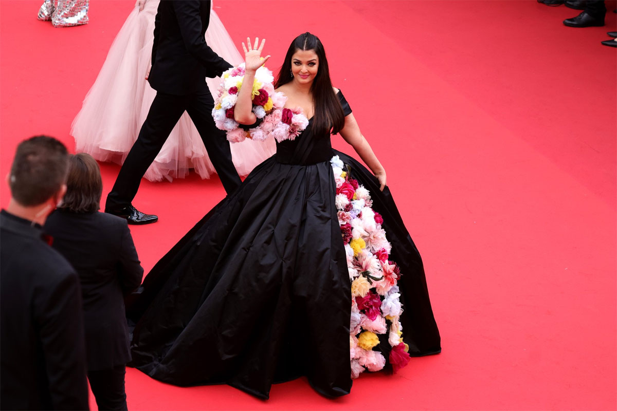 Cannes में Aishwarya Rai ने कुछ यूं रखा अपना पहला कदम कि दीवाने हो गए सब