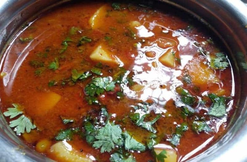 शादी में आलू की सब्जी में आलू नहीं दिखे तो चल गए लात-धूंसे