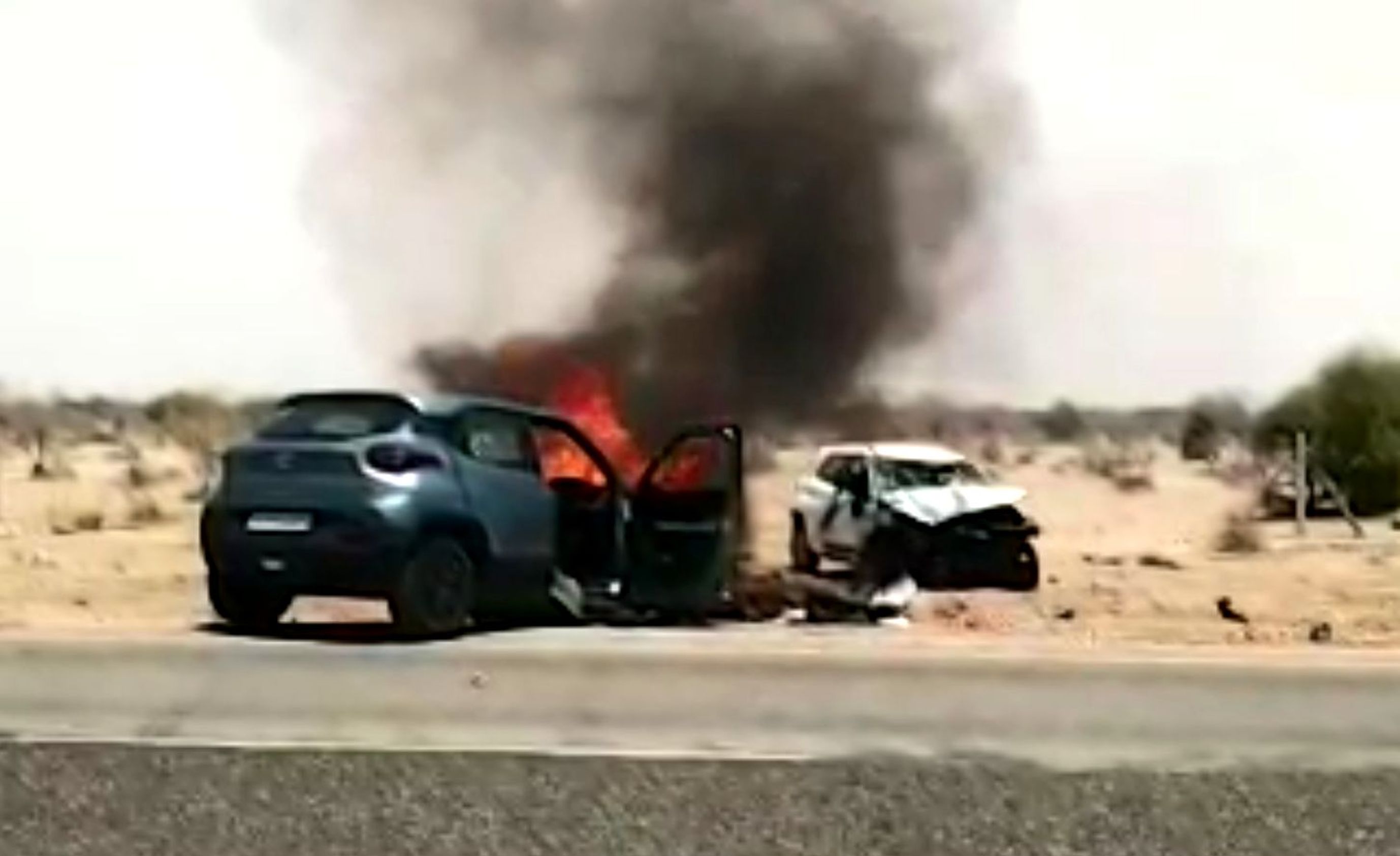 Video: दो कारों में भिड़ंत के बाद एक में लगी आग, 10 जने घायल