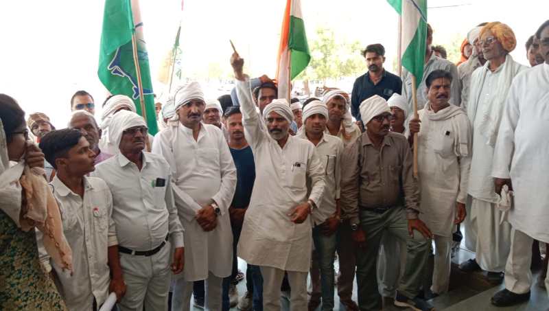 बिजली, पानी और सडक़ को लेकर कांग्रेस ने किया प्रदर्शन, घेरी कलेक्ट्रेट