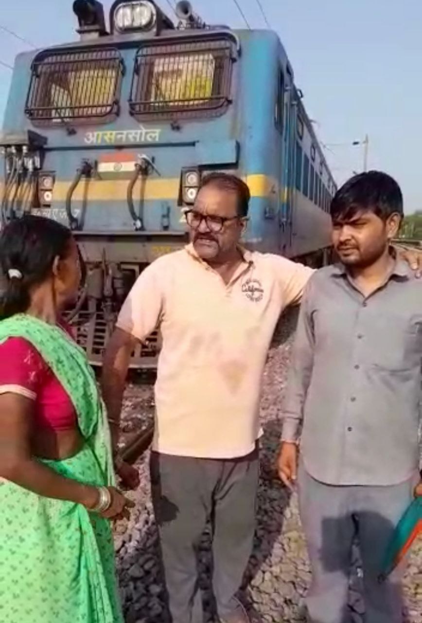 Bhilai खुदकुशी करने ट्रेन के पटरी पर भागी महिला, पोर्टर, व्यापारी ने बचाया