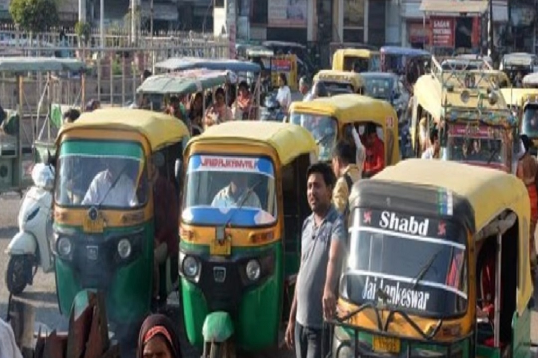 बनारस शहर की याातयात व्यवस्था को ध्वस्त करते ऑटो व ई-रिक्शा