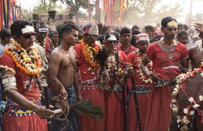 गांवों से भी देवी-देवताओं के प्रतीक लेकर ग्रामीण पहुंचे