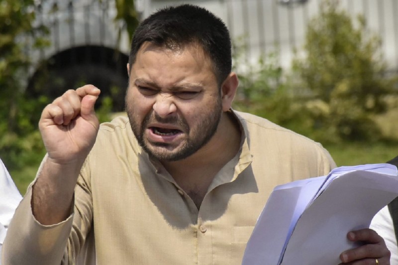 CBI रेड के बाद तेजस्वी यादव ने केंद्र सरकार पर कसा तंज, कहा - 'ऐ हवा जाकर कह दो, दिल्ली के दरबारों से, नहीं डरा है, नहीं डरेगा लालू इन सरकारों से'