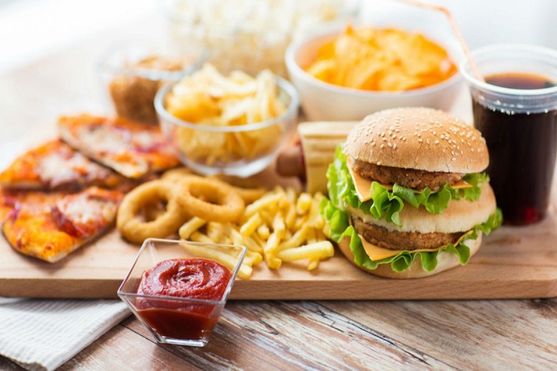 Health Tips: रात में सोने से पहले भूलकर भी न करें इन चीजों का सेवन, सेहत को हो सकता है नुकसान