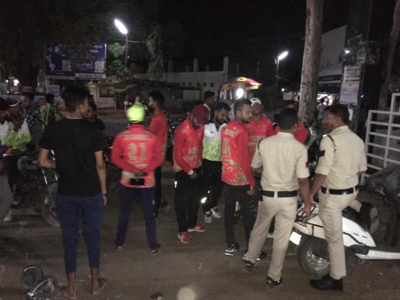 पत्थरबाजी के चलते बीच में बंद करना पड़ा मैच