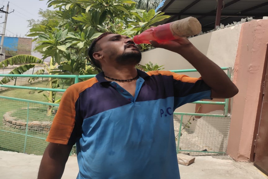 भीषण गर्मी में मजदूर-उद्यमी बोतलों से बुझा रहे प्यास