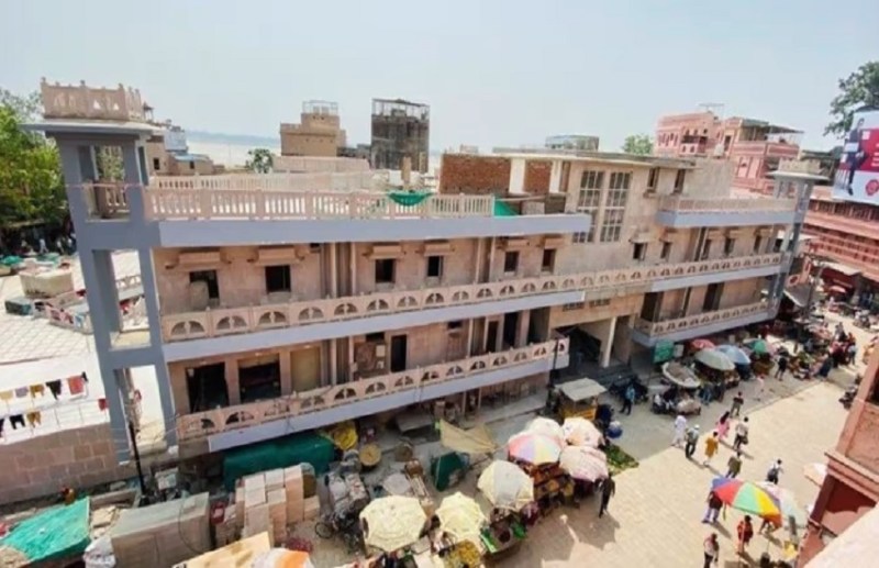 वाराणसी के दशाश्वमेध घाट किनारे निर्माधीन टूरिस्ट प्लाजा