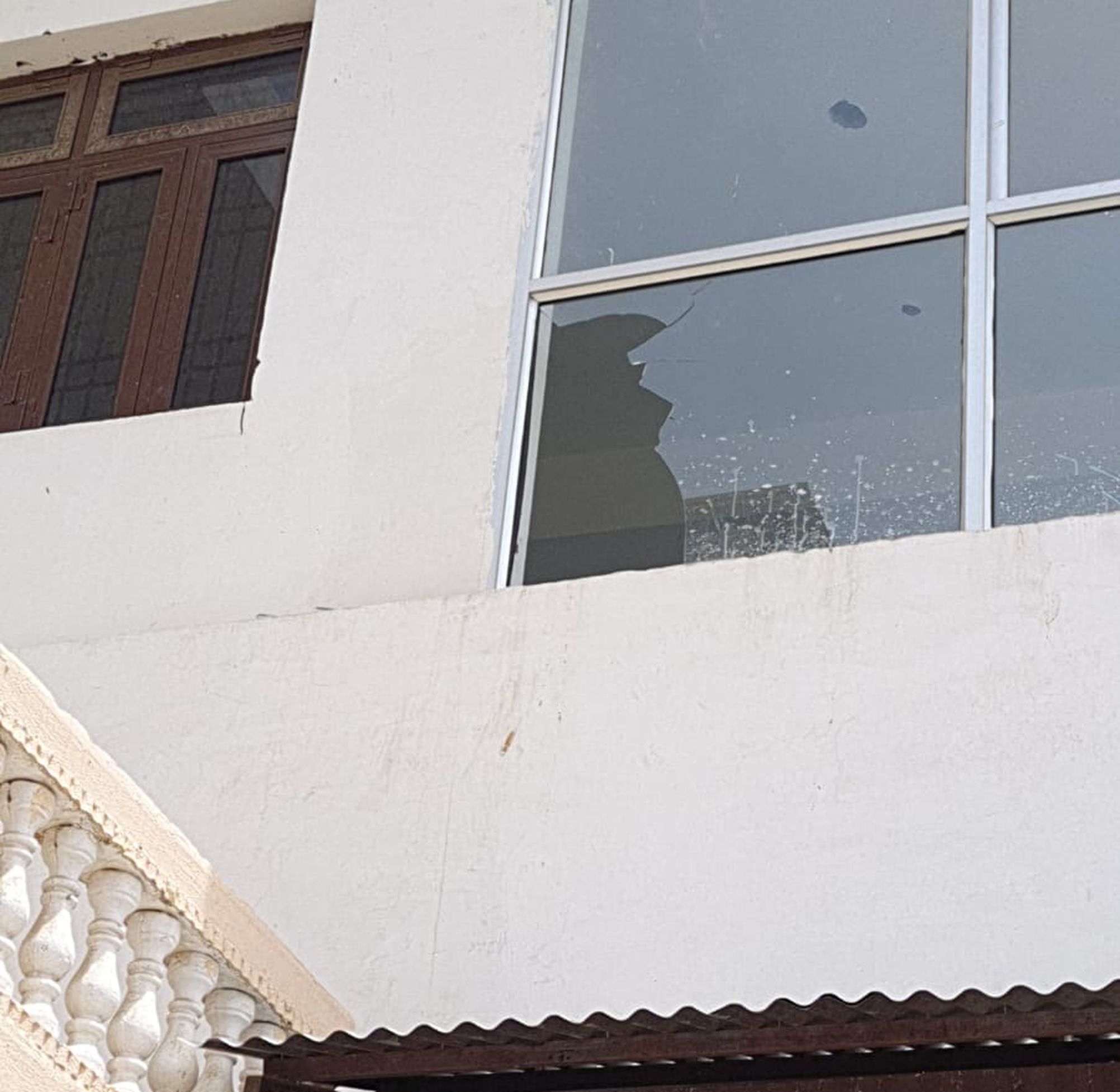 लाठी के सहारे छत पर चढ़ा और शीशा तोड़ दुकान में घुसा चोर, सीसीटीवी कैमरे में कैद हुई वारदात